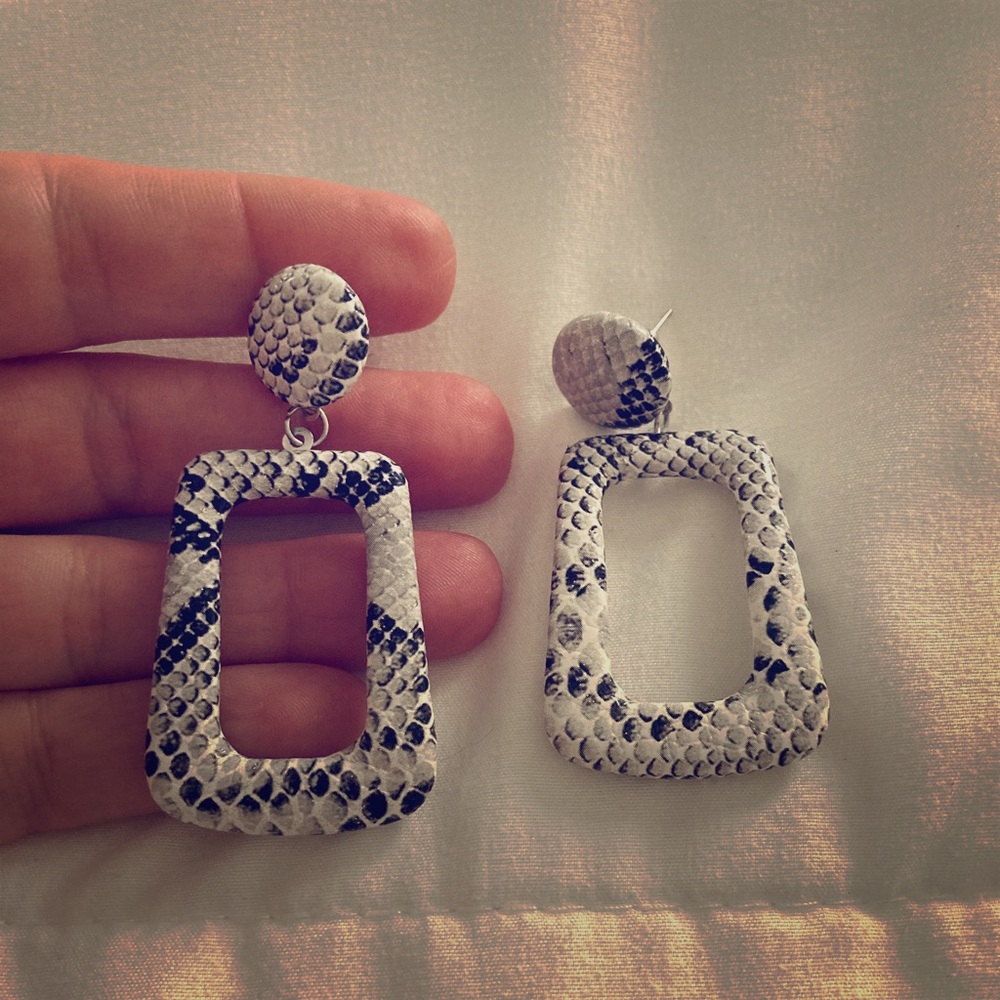Retro Inspired Snakeskin Print Earrings🍍